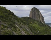 مغامر فرنسي يسير على حبل لمسافة 500 متر في البرازيل
