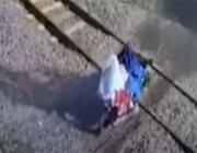 نجاة امرأة وطفليها بأعجوبة من الموت تحت عجلات القطار.. ومقطع يوثق اللحظة الفارقة