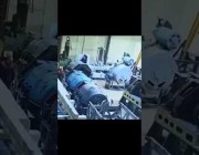 نجاة عامل بأعجوبة بعد سقوط مولد ديزل عملاق في محطة توليد