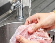 هل يمكن أن يسبب غسل اللحوم النيئة تسمما؟