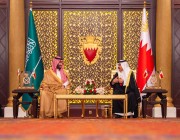 ولي العهد وجلالة ملك مملكة البحرين يستعرضان العلاقات الأخوية التاريخية