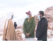 قطري يصف مشاهد الثلوج فوق جبل اللوز بتبوك: “أهلي لم يصدقوا أني في المملكة” (فيديو)