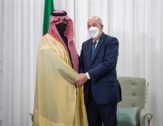 وزير الداخلية يلتقي الرئيس الجزائري ويستعرض معه العلاقات الثنائية والتعاون الأمني القائم بين البلدين