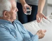 استشاري يحث الموجودين في المنزل على متابعة علاجات كبار السن خوفاً من النسيان