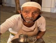 عمره كان 20 عاماً عندما تسلّم الملك سعود الحكم.. قصة العم “سالم” أقدم بائع شاي بجازان (فيديو)