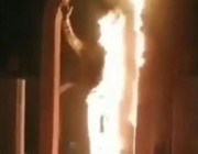 “مجهولون” يضرمون النار بتمثال لسليماني في إيران (فيديو)