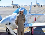 أصغر امرأة تقوم برحلة طيران انفرادي حول العالم تهبط في الرياض (صور)
