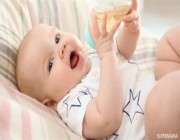 أطباء يحذرون من تقديم الأعشاب للأطفال الرضع قبل هذا العمر