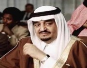 صورة أبوية.. الملك فهد يحتضن الأمير فيصل بن تركي بن عبدالله