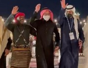 شاهد.. السفير الياباني يرتدي الزي السعودي ويؤدي رقصة شعبية برفقة فرقة في قرية زمان بالرياض