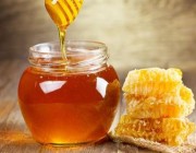 مختص تغذية يوضح طرق التمييز بين العسل الأصلي والمغشوش.. ويفند حقيقة فحصه بالرمل أو المياه