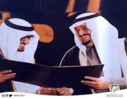 صورة باسمة للملك فهد برفقة الأمير خالد الفيصل خلال حفل لجائزة الملك فيصل
