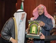 آل الشيخ يستقبل خطاط المصحف عثمان طه ويهنئه بقرار منحه الجنسية السعودية (صور)