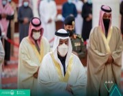 نائب أمير الرياض يؤدي صلاة الميت على الأمير فيصل بن سعود بن هذلول (صور)