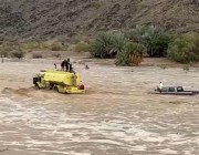 بعد تداول فيديو للواقعة.. “الدفاع المدني” ينقذ 4 أشخاص حاصرتهم مياه السيول في أحد أودية مكة