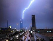 هطول أمطار غزيرة على العاصمة الرياض مساء اليوم (فيديو)