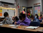 مدارس تكساس تدعو الآباء والأمهات للحضور لتدريس أبنائهم بعد غياب المعلمين بسبب كورونا