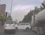 فيديو.. حادِث لقائد مركبة يرتطم بأخرى أثناء تفاديه الاصطدام بشاحنة في الرياض