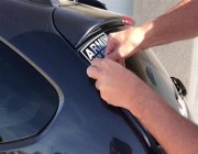 تعرف على أسهل طرق إزالة الملصقات على زجاج السيارة (فيديو)