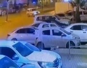 فيديو.. متهور يصدم عدة سيارات متوقفة في أحد أحياء الرياض ويلوذ بالفرار
