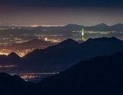 مصور يوثق صفاء الأجواء بتصويره ساعة مكة من جبال الهدا بالطائف