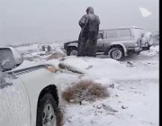 مع استمرار سقوط الثلوج بكثافة.. سكان طريف يحتفلون بالأجواء المثيرة على طريقتهم الخاصة (فيديو)