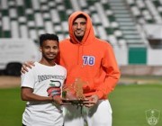 عبدالرحمن غريب يحتفل مع لاعبي الأهلي (صور)