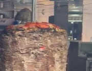 فيديو يثير ضجة لفأر يأكل من سيخ “شاورما” معدة للبيع في أحد المطاعم بجدة