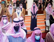 نائب أمير الرياض يؤدي صلاة الميت على الأميرة صيته بنت جلوي بن سعود بحضور والدها