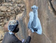 بهدف معالجة التشوه البصري عليها.. شاب سعودي يبدع في الرسم على الصخور (فيديو وصور)