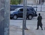 فيديو يوثق لحظة سرقة سيارة مواطن أثناء قيامه بوضع مشترياته فيها بالرياض.. وأسرته تكشف التفاصيل