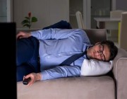 تحذير علمي من عادة النوم أثناء مشاهدة التلفاز.. تعرف على أبرز المخاطر