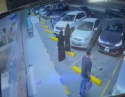 فيديو .. فتاة تصطدم برجل و محل تجاري خلال محاولتها إيقاف السيارة
