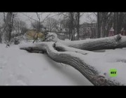 آثار العاصفة الثلجية القوية في مدينة روسية