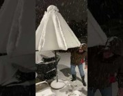 أمريكية توثّق لحظة سقوط قماش مظلة منزلية بعد هطول الثلوج الغزيرة فوقها