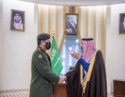 أمير القصيم يقلد مدير عام الجوازات بالمنطقة رتبته الجديدة لواء