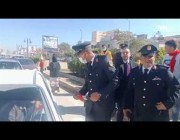 الشرطة المصرية توزع الهدايا والورود على المواطنين احتفالاً بعيدها