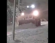 جرافة تنزلق خلال قيامها بجرف الثلوج بالشوارع في الأردن