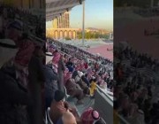 جماهير الهلال تهتف لرئيس ناديها فهد بن نافل خلال مباراة الطائي