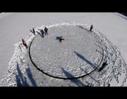 “دوامة جليدية” فوق بحيرة متجمدة في اليابان