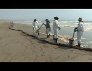 رئيس بيرو يتفقد السواحل الملوثة بالتسرب النفطي بسبب بركان تونغا
