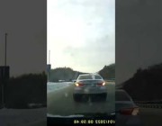 سائق يفقد السيطرة على سيارته أثناء محاولته تفادي الاصطدام بمركبة أخرى