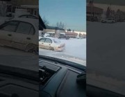 سيارة تسير بثلاثة إطارات في طريق جليدي بكندا