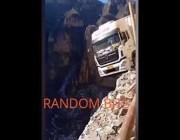 شاحنة تنجو بأعجوبة من السقوط في منحدر جبلي بالصين