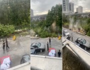 شاهد| انهيار أرضي يبتلع عددا من السيارات في ماليزيا
