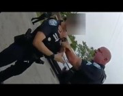 شرطي أمريكي ينفعل على زميلته ويعتدي عليها خلال إلقاء القبض على أحد المجرمين