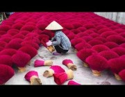 عمال بقرية البخور الفيتنامية يشكلون منظرا جميلا باستخدام العصي العطرية
