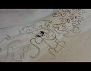 فنان يحول رمال شاطئ في هونج كونج إلى لوحة فنية