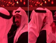فيديو| عناق حار بين القصبي والسدحان في حفل “JoyAwards”