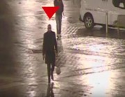فيديو.. مغتصب يحمل ضحيته ويسير بها في شوارع مدينة بريطانية
